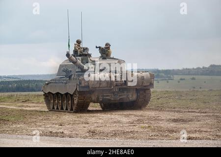 Nahaufnahme eines kampfpanzers der britischen Armee 2, der bei einer Militärübung im Trainingsgebiet der Salisbury Plain, Wiltshire UK, in Aktion ist Stockfoto