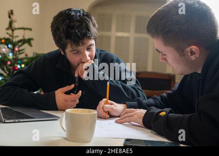 Jungen lernen zusammen. Ältere Schüler hilft bei den Hausaufgaben Stockfoto