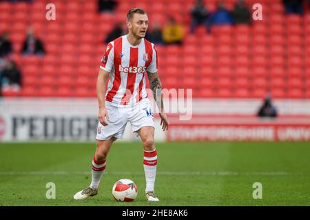 Stoke on Trent, Großbritannien. 09th Januar 2022. Ben Wilmot #16 von Stoke City mit dem Ball in Stoke-on-Trent, Vereinigtes Königreich am 1/9/2022. (Foto von Simon Whitehead/News Images/Sipa USA) Quelle: SIPA USA/Alamy Live News Stockfoto