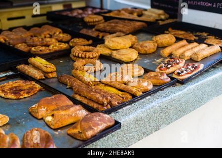 Typisch griechisches süßes Straßengebacken in einem Vorratsraum eines griechischen Gebäcks. Stockfoto