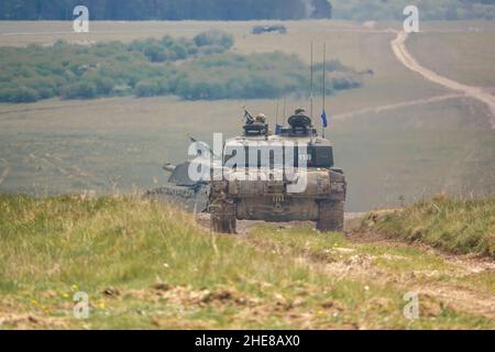 Nahaufnahme eines kampfpanzers der britischen Armee 2, der bei einer Militärübung im Trainingsgebiet der Salisbury Plain, Wiltshire UK, in Aktion ist Stockfoto