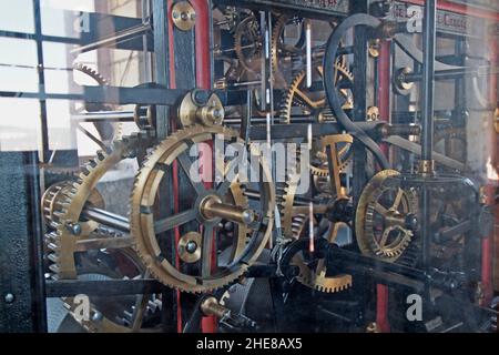 Wernigerode, Uhrwerk im Turm der Liebfrauenkirche, Ostharz, Sachsen-Anhalt, Deutschland, Europa | Wernigerode, Uhrwerkmotor im Turm der Lüge Stockfoto