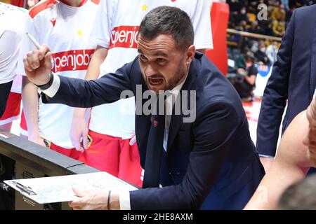 Bologna, Italien. 09th Januar 2022. Adriano Vertemati (Cheftrainer von Openjobmetis Pallacanestro Varese) während des italienischen LBA-Basketballturnierspiels Kigili Fortitudo Bologna gegen A1. Openjobmetis Varese at the Paladozza Sports Palace - Bologna, Januar 2022 Kredit: Unabhängige Fotoagentur/Alamy Live Nachrichten Stockfoto