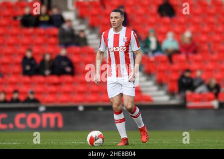 Stoke on Trent, Großbritannien. 09th Januar 2022. James Chester #5 von Stoke City mit dem Ball in Stoke-on-Trent, Vereinigtes Königreich am 1/9/2022. (Foto von Simon Whitehead/News Images/Sipa USA) Quelle: SIPA USA/Alamy Live News Stockfoto