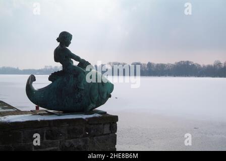 Maschsee, Putto auf dem Fisch, 1936, von Hermann Scheuernstuhl, Hannover, Niedersachsen, Deutschland, Europa | Maschsee, Putto on the fish, 1936, by H Stockfoto