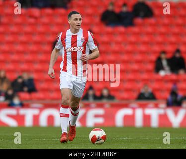 James Chester #5 von Stoke City läuft mit dem Ball nach vorne Stockfoto