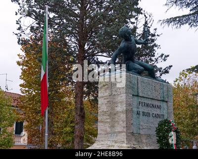 Fermignano, Italien - 17. November 2021: Das Denkmal für die Gefallenen des Zweiten Weltkriegs Stockfoto
