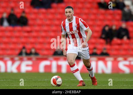 James Chester #5 von Stoke City läuft mit dem Ball nach vorne Stockfoto