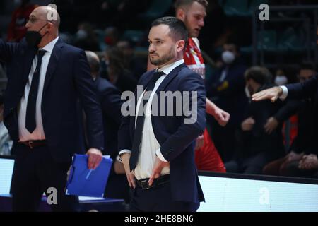 Bologna, Italien. 09th Januar 2022. Adriano Vertemati (Cheftrainer von Openjobmetis Pallacanestro Varese) während des italienischen LBA-Basketballturnierspiels Kigili Fortitudo Bologna gegen A1. Openjobmetis Varese at the Paladozza Sports Palace - Bologna, Januar 2022 Kredit: Unabhängige Fotoagentur/Alamy Live Nachrichten Stockfoto