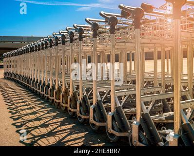 Reihe Von Gepäckwagen Im Sonnenlicht Stockfoto