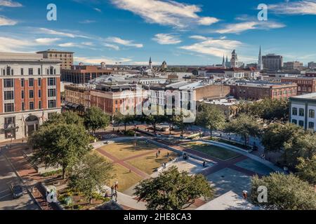 Luftaufnahme der Ellis Square Congress Street in der historischen Innenstadt von Savannah mit ovalem Park, Dachgebäude, Touristen hängen Stockfoto