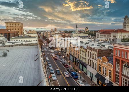Die Broughton Street ist voll von Geschäften und Aktivitäten, das kommerzielle Zentrum des historischen Savannah in Georgia mit dramatischem Sonnenuntergang Himmel Stockfoto
