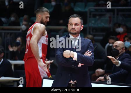 Bologna, Italien. 09th Januar 2022. Adriano Vertemati (Cheftrainer von Openjobmetis Pallacanestro Varese) während des italienischen LBA-Basketballturnierspiels Kigili Fortitudo Bologna gegen A1. Openjobmetis Varese at the Paladozza Sports Palace - Bologna, Januar 2022 Kredit: Unabhängige Fotoagentur/Alamy Live Nachrichten Stockfoto