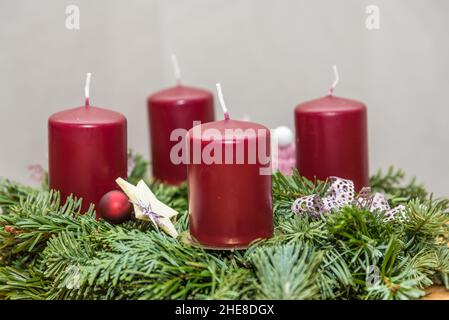 Zünden Sie Den Adventssymbol-Adventskranz Vor Der Kerze An Stockfoto