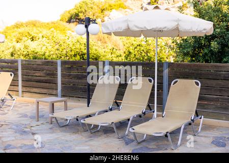 Zwei Liegen neben einem Swimmingpool. Stockfoto