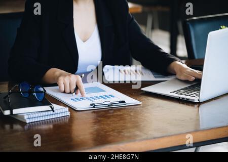 Anlagekonzepte, nutzen Geschäftsfrauen Dokumente und Computer zur Analyse von Aktienmärkten, quantitativer Datenerfassung, Abschlussanalyse Stockfoto