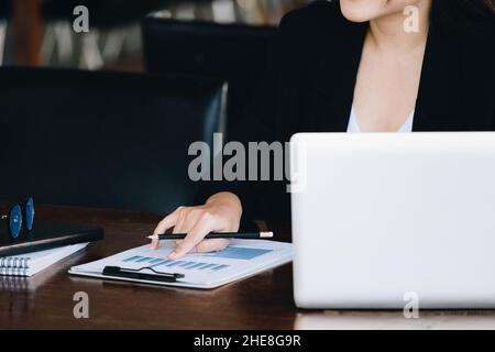 Anlagekonzepte, nutzen Geschäftsfrauen Dokumente und Computer zur Analyse von Aktienmärkten, quantitativer Datenerfassung, Abschlussanalyse Stockfoto