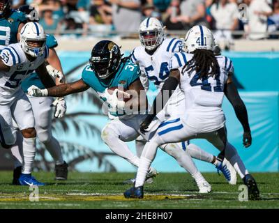 Jacksonville, FL, USA. 9th Januar 2022. Jacksonville Jaguars läuft zurück Dare Ogunbowale (33) läuft mit dem Ball während des 1st Halb-NFL-Fußballspiels zwischen den Indianapolis Colts und den Jacksonville Jaguars im TIAA Bank Field in Jacksonville, FL. Romeo T Guzman/CSM/Alamy Live News Stockfoto