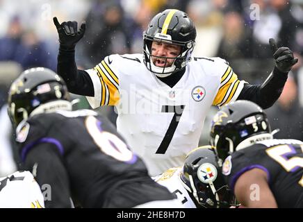 Baltimore, Usa. 09th Januar 2022. Pittsburgh Steelers Quarterback Ben Roethlisberger (7) ruft am Sonntag, den 9. Januar 2022, im M&T Bank Stadium in Baltimore, Maryland, ein hörbares Signal gegen die Baltimore Ravens aus. Foto von David Tulis/UPI Credit: UPI/Alamy Live News Stockfoto