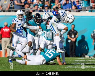 Jacksonville, FL, USA. 9th Januar 2022. Der Eckpfeiler von Indianapolis Colts, Isaiah Rodgers (34), springt über den Jacksonville Jaguars Kicker Matthew Wright (15) während eines Kickoff-Rückkehrs während des 2nd. HalbnFL-Fußballspiels zwischen den Indianapolis Colts und den Jacksonville Jaguars. Jaguars besiegte die Colts 26-11 auf dem TIAA Bank Field in Jacksonville, FL. Romeo T Guzman/CSM/Alamy Live News Stockfoto