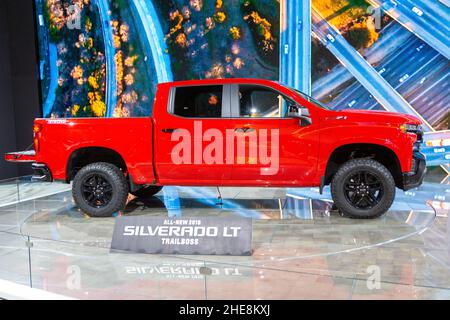 Ein roter Chevrolet Silverado LT-Pick-up-Truck auf der North American International Auto Show 2018 in Detroit, Michigan, USA. Stockfoto