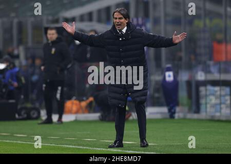 Mailand, Italien, 9th. Januar 2022. Simone Inzaghi Chefcoach des FC Internazionale reagiert beim Spiel der Serie A bei Giuseppe Meazza, Mailand. Bildnachweis sollte lauten: Jonathan Moscrop / Sportimage Kredit: Sportimage/Alamy Live News Stockfoto