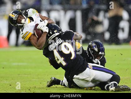 Baltimore, Usa. 09th Januar 2022. Der Pittsburgh Steelers Wide Receiver Ray-Ray McCloud (L) erhebt am Sonntag, den 9. Januar 2022 im M&T Bank Stadium in Baltimore, Maryland, wegen eines ersten Rückstands während der Überstundenzeit eine Anklage gegen Chris Board von Baltimore Ravens (49). Die Steelers besiegten die Ravens 16-13 auf einem 36-Yard-Feldtor von Chris Boswell. Foto von David Tulis/UPI Credit: UPI/Alamy Live News Stockfoto