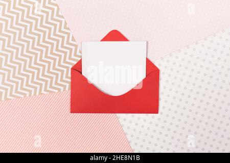 Umschlag mit Papierkarte. Valentinstag und Muttertag Hintergrund. Alles Liebe zum Valentinstag. Draufsicht. Flach liegend mit Kopierplatz Stockfoto