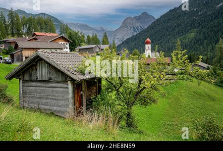 Der Kleine Ort Bschlabs In Den Tiroler Alpen, Österreich Stockfoto