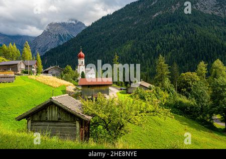 Der Kleine Ort Bschlabs In Den Tiroler Alpen, Österreich Stockfoto