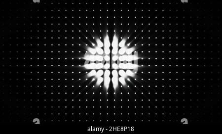 Leuchtend blaue Flutlichter blinken und werden kreisförmig größer oder kleiner. Schwarzer Hintergrund mit Animation des wechselnden Kreises von klein auf groß o Stockfoto