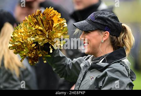 Baltimore, Usa. 09th Januar 2022. Ein Cheerleader der Baltimore Ravens tritt am Sonntag, den 9. Januar 2022, in der ersten Hälfte im M&T Bank Stadium in Baltimore, Maryland, gegen die Pittsburgh Steelers auf. Foto von David Tulis/UPI Credit: UPI/Alamy Live News Stockfoto