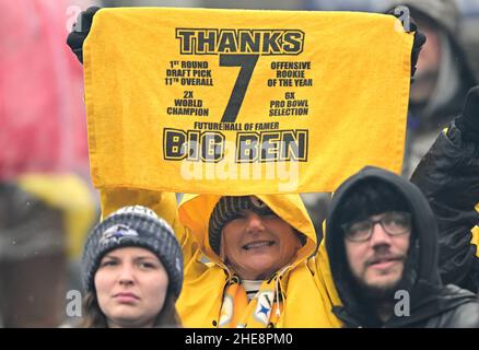 Baltimore, Usa. 09th Januar 2022. Fußballfans bedanken sich beim Pittsburgh Steelers Quarterback Ben Roethlisberger während der ersten Spielhälfte gegen die Baltimore Ravens im M&T Bank Stadium in Baltimore, Maryland, am Sonntag, dem 9. Januar 2022. Foto von David Tulis/UPI Credit: UPI/Alamy Live News Stockfoto