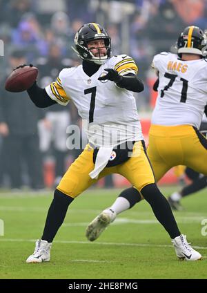 Baltimore, Usa. 09th Januar 2022. Pittsburgh Steelers Quarterback Ben Roethlisberger (7) wirft am Sonntag, den 9. Januar 2022, im M&T Bank Stadium in Baltimore, Maryland, in der ersten Hälfte gegen die Baltimore Ravens ins Feld. Foto von David Tulis/UPI Credit: UPI/Alamy Live News Stockfoto