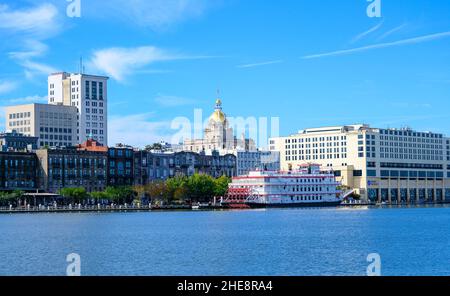 SAVANNAH, GEORGIA - 19. Oktober 2021: Savannah ist die älteste Stadt Georgiens. Von der historischen Architektur und Parks bis zu Flussbootfahrten, Savannah Stockfoto