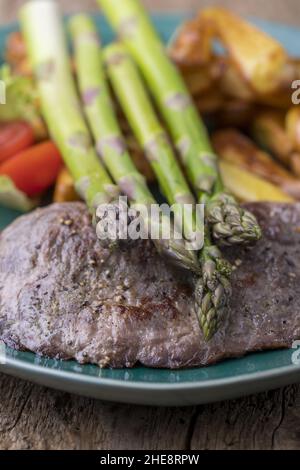 Spargel auf ein Steak Stockfoto