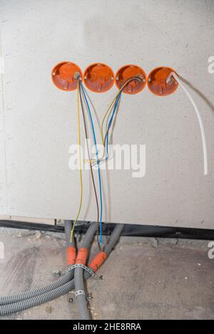 Elektrische Leitungen und elektrische Installation auf einer Baustelle Stockfoto
