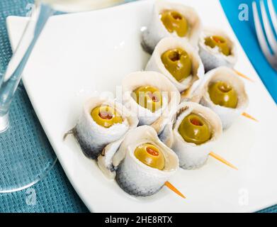 Lecker Hering Brötchen mit Oliven Stockfoto