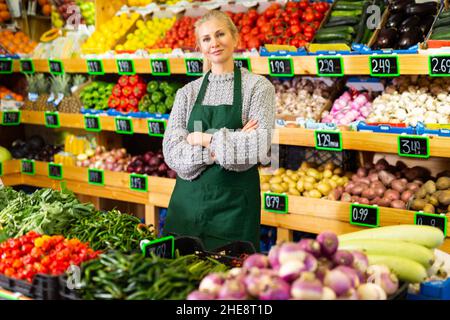 Frau in der Vorhalle der Obstabteilung des Supermarkts Stockfoto