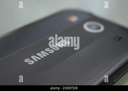 Eine selektive Fokusaufnahme eines alten stilvollen Samsung-Telefons Stockfoto