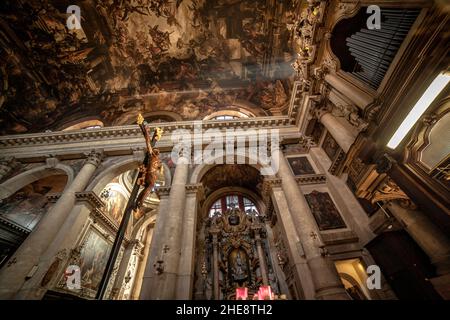 Sonnenstrahlen strahlen strahlen durch das alte Glasfenster der Kirche, Italien Stockfoto