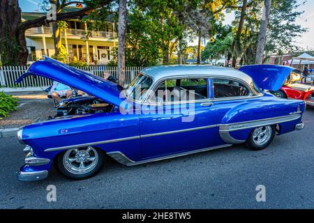 Fernandina Beach, FL - 18. Oktober 2014: Fahrerseite eines Chevrolet BelAir aus dem Jahr 1954 auf einer Oldtimer-Show in Fernandina Beach, Florida. Stockfoto