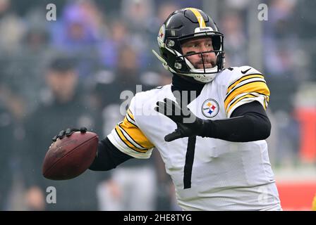 Baltimore, Usa. 09th Januar 2022. Pittsburgh Steelers Quarterback Ben Roethlisberger (7) wirft in der ersten Spielhälfte gegen die Baltimore Ravens im M&T Bank Stadium in Baltimore, Maryland, am Sonntag, den 9. Januar 2022, ins Feld. Foto von David Tulis/UPI Credit: UPI/Alamy Live News Stockfoto