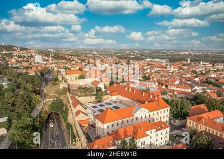 Luftaufnahme der mittelalterlichen Stadtmauer und des Bischofspalastes in der Innenstadt von Pecs Baranya County Ungarn Stockfoto