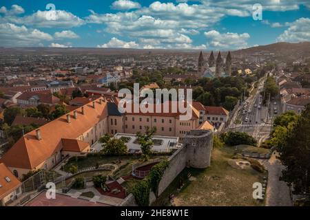 Luftaufnahme der mittelalterlichen Stadtmauer und des Bischofspalastes in der Innenstadt von Pecs Baranya County Ungarn Stockfoto