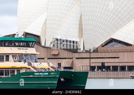 Sydney Ferry die MV Fred hohlt eine smaragdgrüne Fähre, die an der Oper von Sydney, dem Hafen von Sydney, NSW, Australien vorbeifährt Stockfoto