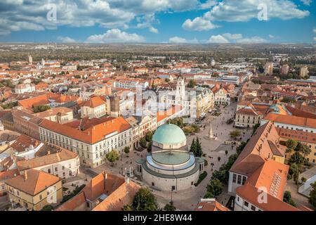 Luftaufnahme der Innenstadt Pecs in Baranya County Ungarn mit Belvarosi Kirche eine ehemalige grüne Kuppel Moschee, Szechenyi Platz, Rathaus und historischen Gebäude Stockfoto