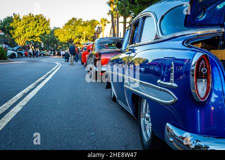 Fernandina Beach, FL - 18. Oktober 2014: Weitwinkel-Low-Perspective-Fahrerseite eines Chevrolet BelAir aus dem Jahr 1954 im Vordergrund bei einem Oldtimer-Sho Stockfoto