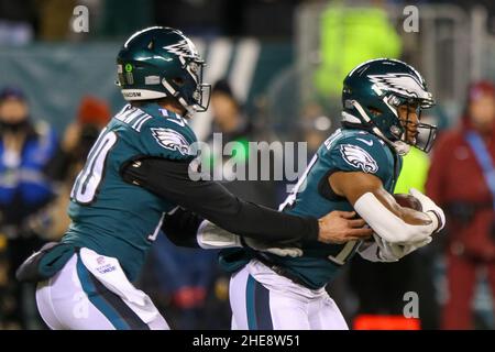 Philadelphia, Pennsylvania, USA. 8th Januar 2022. Philadelphia Eagles Quarterback Gardner Minshew (10) übergibt den Ball an Kenneth Gainwell (14) im ersten Quartal gegen die Dallas Cowboys am 8. Januar 2022 im Lincoln Financial Field. (Bild: © Debby Wong/ZUMA Press Wire) Stockfoto