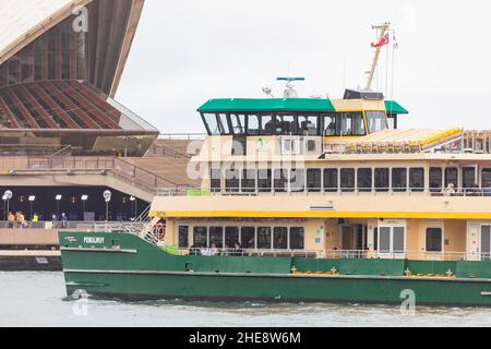 Sydney Ferry MV Pemulwuy eine smaragdgrüne Fähre fährt an der Oper von Sydney, dem Hafen von Sydney, Australien vorbei Stockfoto